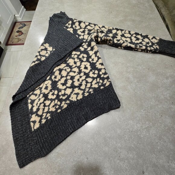 ROMEO & JULIET COUTURE Graphic Print Open Front Waterfall Cardigan Grey/Tan SML - Picture 9 of 11